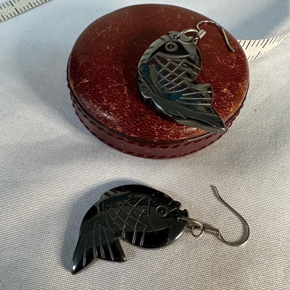 Carved gunmetal gray fish earrings - Picture 2 of 5